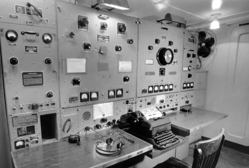 RCA 4U console of a Victory ship, with two RM28 keys.