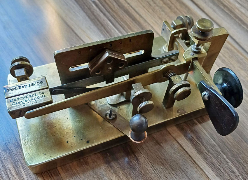 Mecograph right angle semiautomatic key