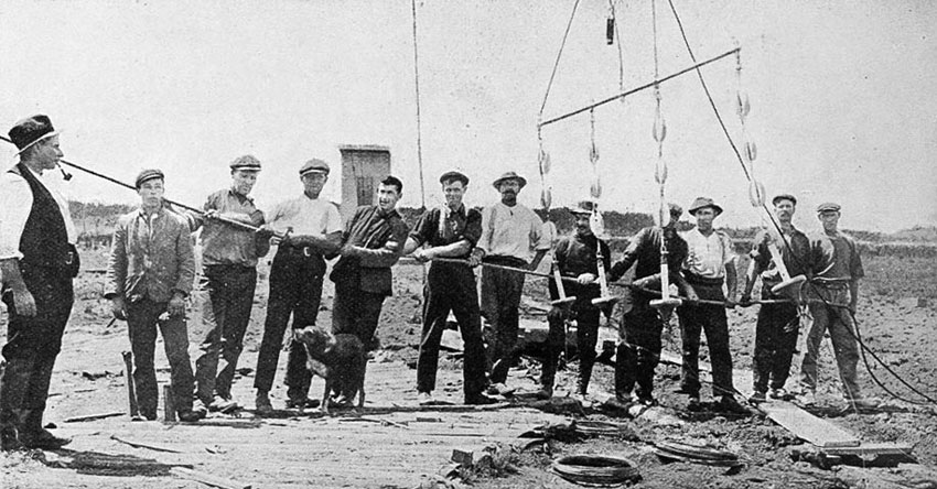 Preparing to h oist the aerial at ZLA, c1912