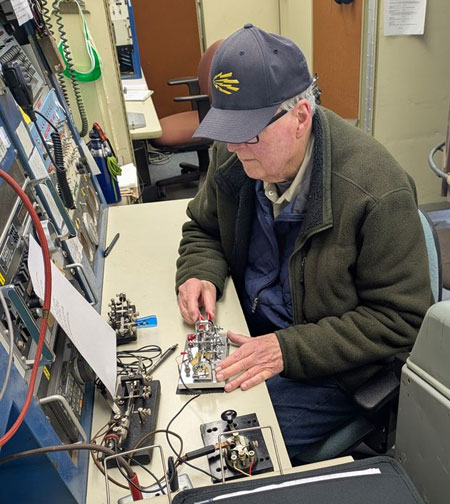 Wally Pugh operating a Vibroplex bug at KPH, July 2025